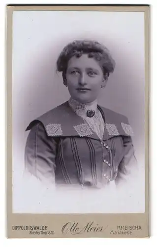 Fotografie Otto Meier, Dippoldiswalde, Niederthorstr., Junge hübsche Dame im hellen Kleid mit Brosche und lockigem Haar