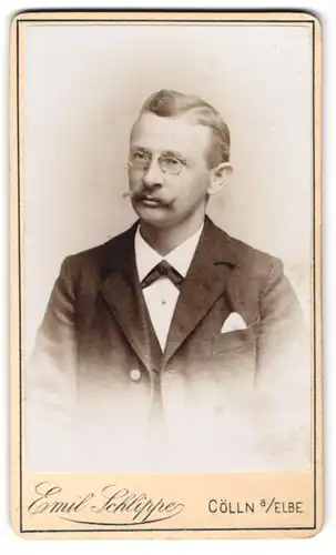 Fotografie Emil Schlippe, Cölln a. E., Junger Mann im schwarzen Anzug mit hellem Schnurrbart und Zwicker