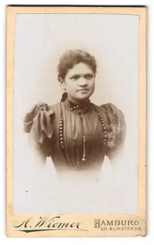 Fotografie A. Wiemer, Hamburg, Gr. Burstah 28, Junge Dame im taillierten Kleid mit Knöpfen und rückseitiger Schleife