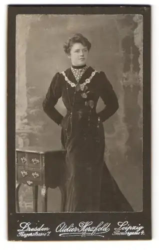 Fotografie Martin Herzfeld, Dresden, Pragerstr. 7, Junge schöne Dame im schwarzen langen Kleid nebst Kommode
