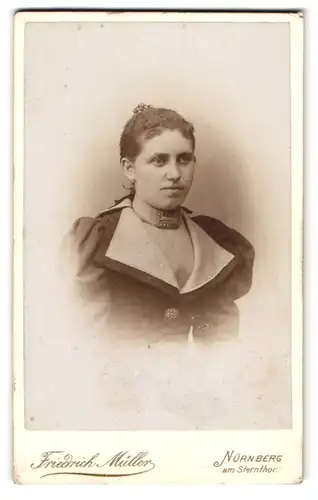 Fotografie Friedrich Müller, Nürnberg, Junge Dame im schwarzen Kleid mit offenem Kragen und Schnalle am Hals