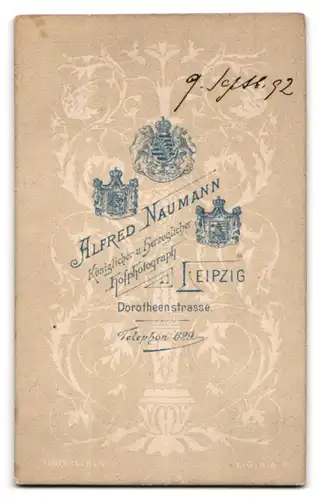 Fotografie Alfred Naumann, Leipzig, Dorotheenstr., Kleiner Bursche in eleganter Kleidung mit Hut und Blumenstrauss