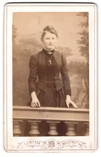 Fotografie F. Julius Ritter, Neustadt a. Orla, Jungferngasse 133A, Junge Dame mit Kruzifix