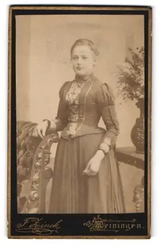 Fotografie Atelier F. Zinck, Meiningen, Halberstadtstr. 15, Junge Dame an Sessel