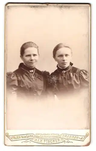 Fotografie Atelier Niagara Max Fischer, Dresden, König Johann Strasse, Zwei junge Frauen mit schwarzen Kleidern