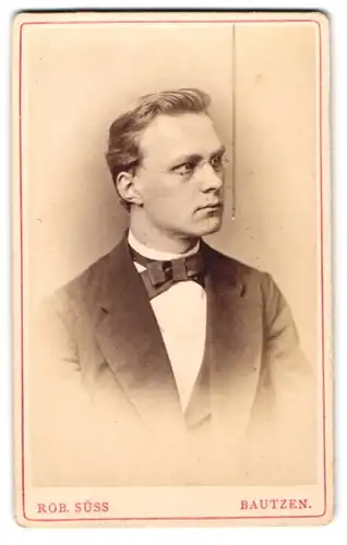 Fotografie Robert Süss, Bautzen, Tuchmacher-Gasse 668, Junger Mann mit Brille im Halbprofil