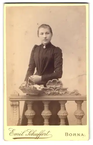 Fotografie Emil Schuffert, Borna, am Bahnhof, Stehende junge Dame mit Blumenkörbchen