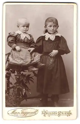 Fotografie Max Taggesell, Dresden-Striesen. Augsburgerstr. 9, Baby mit Schwester in passenden Kleidern