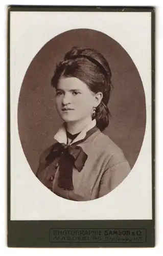 Fotografie Samson, Magdeburg, Breiteweg 168, Junge Frau mit interessant aufgetürmter Frisur