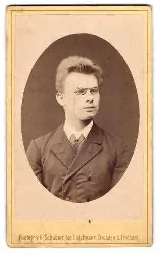 Fotografie G. Schubert, Dresden, Hauptstr. 17-19, Junger Mann mit Brille und Haartolle