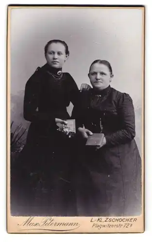 Fotografie Max Peterman, Leipzig, Plagwitzerstr. 72a, Mutter und Tochter in schwarzen Kleidern