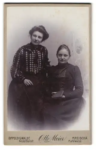 Fotografie Otto Meier, Dippoldiswalde, Niederthorstr., Mutter und erwachsene Tochter in eleganter Kleidung