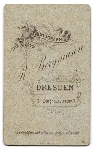 Fotografie R. Bergmann, Dresden, Zeughausstrasse 3, Schlanker junger Mann im Anzug, Ganzkörperansicht