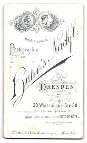 Fotografie Hahns Nachf., Dresden, Waisenhaus Str. 30, Junger Mann mit welligem Haar und Schnurrbart