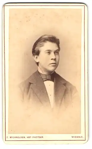 Fotografie C. Michelsen, Wismar, Lübschestr. 34, Junger Bursche mit zurückgekämmtem Haar