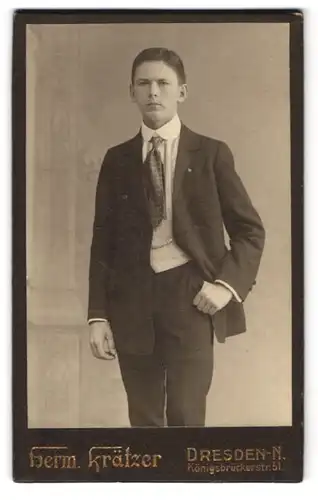 Fotografie Herm. Krätzer, Dresden, Königsbrückerstr. 51, Junger adretter Herr im schwarzen Anzug mit kurzer Krawatte