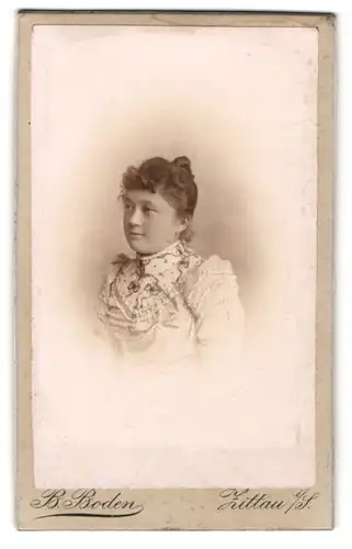 Fotografie B. Boden, Zittau, Just-Str. 2, Junge Dame im hellen Kleid mit Blumen Stick und gelocktem Pony