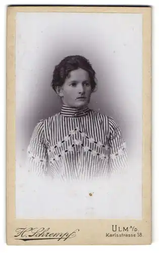 Fotografie H. Schrempf, Ulm, Karlsstr. 58, Junge Dame im gestreiften Kleid mit leicht hängenden Lidern