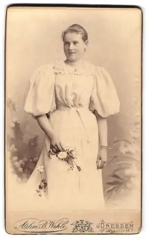 Fotografie B. Wehle, Dresden, Marienstr. 44, Elegante Dame im weissen Kleid mit Puffärmeln und zurückhaltendem Lächeln