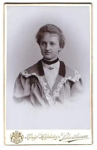 Fotografie E. Scheithauer, Wilkau, Herrmann Str. 86, Junge Dame im hellen Kleid mit runder Nase und Hochsteckfrisur