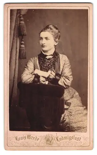 Fotografie Louis Wrede, Ludwigslust, Schweriner Str. 26, Junge Frau im feinen Kleid lehnt sich entspannt vor