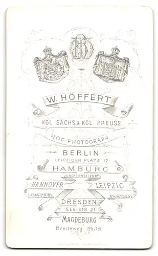 Fotografie W. Höffert, Berlin, Leipziger Platz 12, Junge Dame im hellen Kleid mit enger Halskette und Hochsteckfrisur
