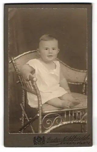 Fotografie Gustav Mühlfriedel, Zwickau, Niedliches Baby mit runden Bäckchen und kurzem Haar fröhlich am Lächeln