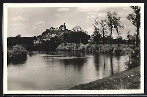 AK Staré Hradiste, Blick auf die Burgruine Kunetická Hora