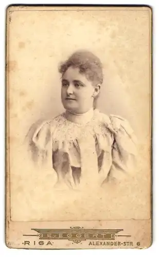 Fotografie E. v. Eggert, Riga, Alexander-Str. 6, Junge Dame im Spitzenkleid