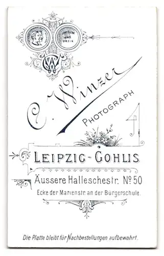 Fotografie C. Winzer, Leipzig-Gohlis, Äussere Halleschestr. 50, Kleines Kind im Kleid mit Fotoalbum