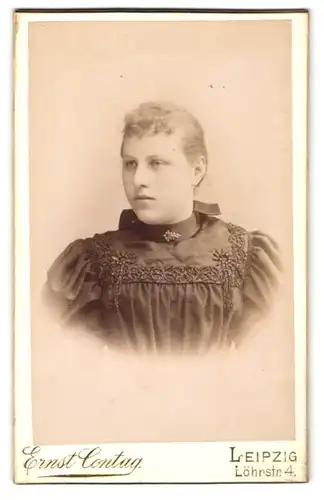 Fotografie Ernst Contag, Leipzig, Löhrstr. 4, Junge Dame mit zurückgebundenem Haar