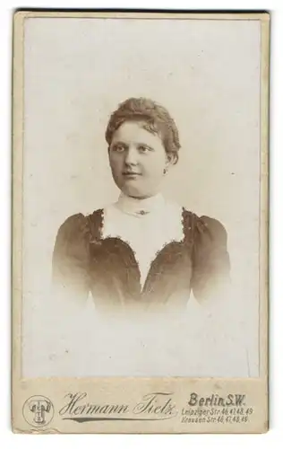 Fotografie Hermann Tietz, Berlin, Leipziger-Str. 46-49, Junge Dame im hübschen Kleid