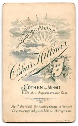 Fotografie Oskar Hillmer, Cöthen in Anhalt, Heinrich- u. Augustenstrassen Ecke, Eleganter Herr raucht Zigarette