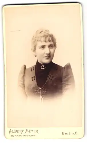 Fotografie Albert Meyer, Berlin-C., Alexander-Str. 45, Junge Dame im Kleid mit Kragenbrosche