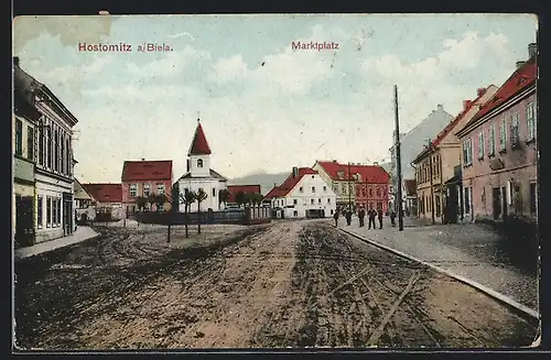 AK Hostomitz /Biela, Marktplatz mit Kirche und Passanten