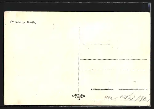 AK Roznov p. Radh., Ortsansicht mit Landstrasse und Bergblick