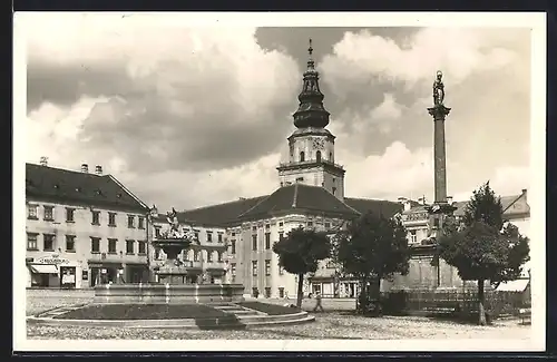 AK Kromeriz, Strassenpartie mit Denkmal und Brunnen