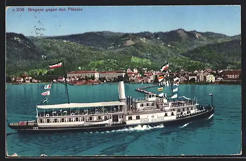 AK Bregenz, Dampfer Stadt Bregenz an der Hafeneinfahrt, Bregenz gegen den Pfänder