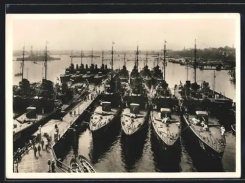 AK Torpedoboots-Flottillen der Kriegsmarine im Hafen