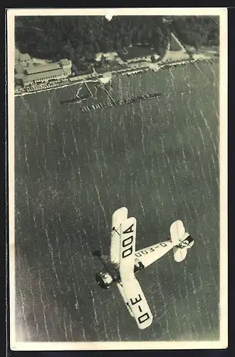 Foto-AK Flugzeug Kennung D-E QOA fliegt eine Kurve