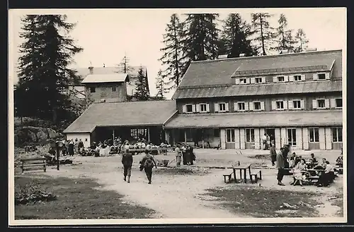 AK Schönberghaus, Mödling, Berghütte mit Vorplatz und Besuchern