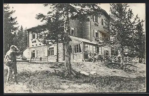 AK Hallerhaus am Wechsel, Berghütte mit Wanderer