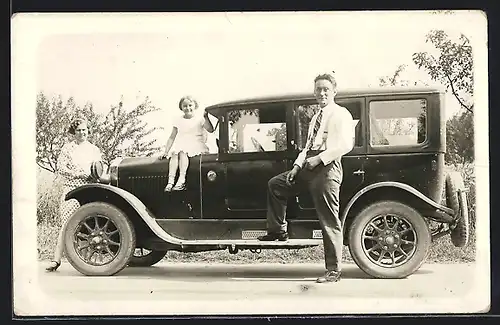Foto-AK Auto HAG 5 /25 (1925), Hessische Autom. Gesellschaft, Junges Paar mit Tochter am Wagen