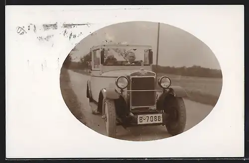 Foto-AK Auto Hanomag 3 /16 (1929-31), Paar im Fahrzeug ohne Verdeck