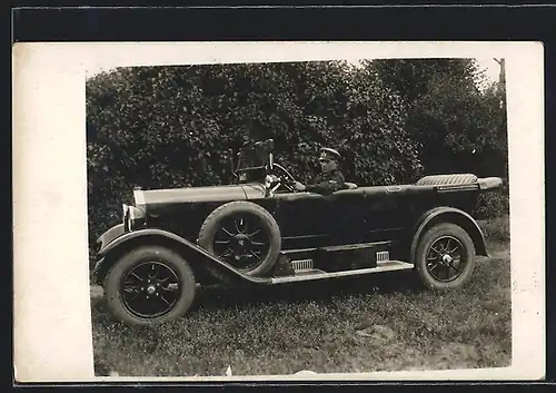 Foto-AK Auto Hansa P (192 ), Walter Richow am Steuer seines Wagens