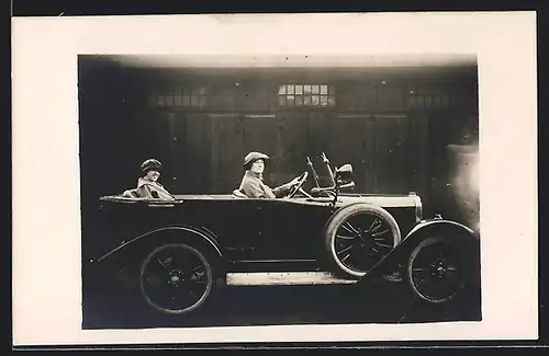 Foto-AK Auto AGA 6 /20 (1922 /23), Junge Dame am Steuer des Wagens