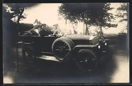 Foto-AK Auto AGA 6 /16 (1921), Paar macht eine Ausfahrt