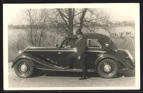 Foto-AK Auto Hanomag Sturm (1938), Karr. Hebmüller, Fahrer rastet am Wannsee in Berlin 1938