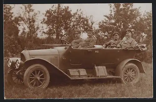 Foto-AK Auto Hansa (1913 /14), Soldaten fahren mit einem Fahrzeug über die Wiese