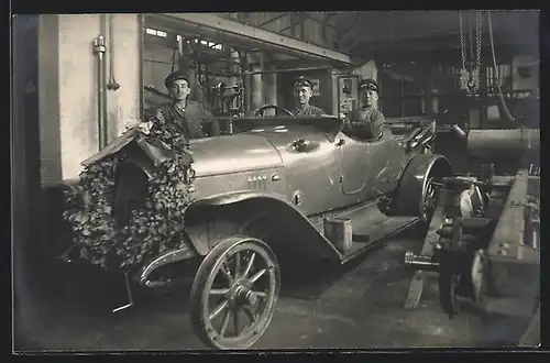 Foto-AK Auto Hansa 10 /30 F (1914), Herrschaften mit geschmücktem Wagen in der Garage